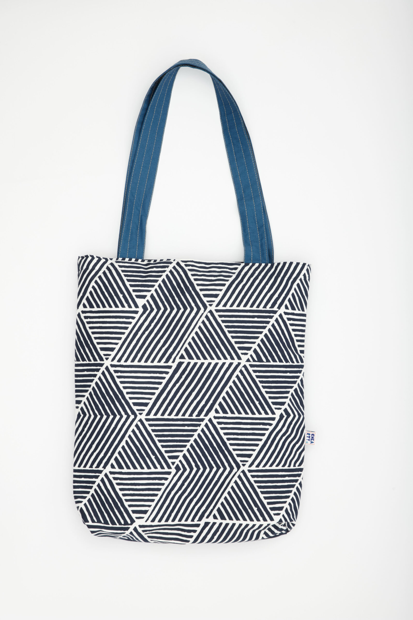 Totebag réversible Chkarty fait main en Tunisie – motif triangles rouges et chevrons noir/blanc, tissu recyclé