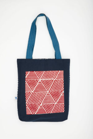 Totebag réversible Chkarty fait main en Tunisie – motif triangles rouges et chevrons noir/blanc, tissu recyclé