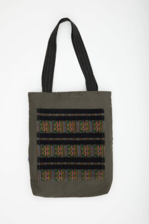 Tote bag réversible fait main en tissu recyclé – face tissée tribale multicolore et face imprimée noire graphique – Chkarty