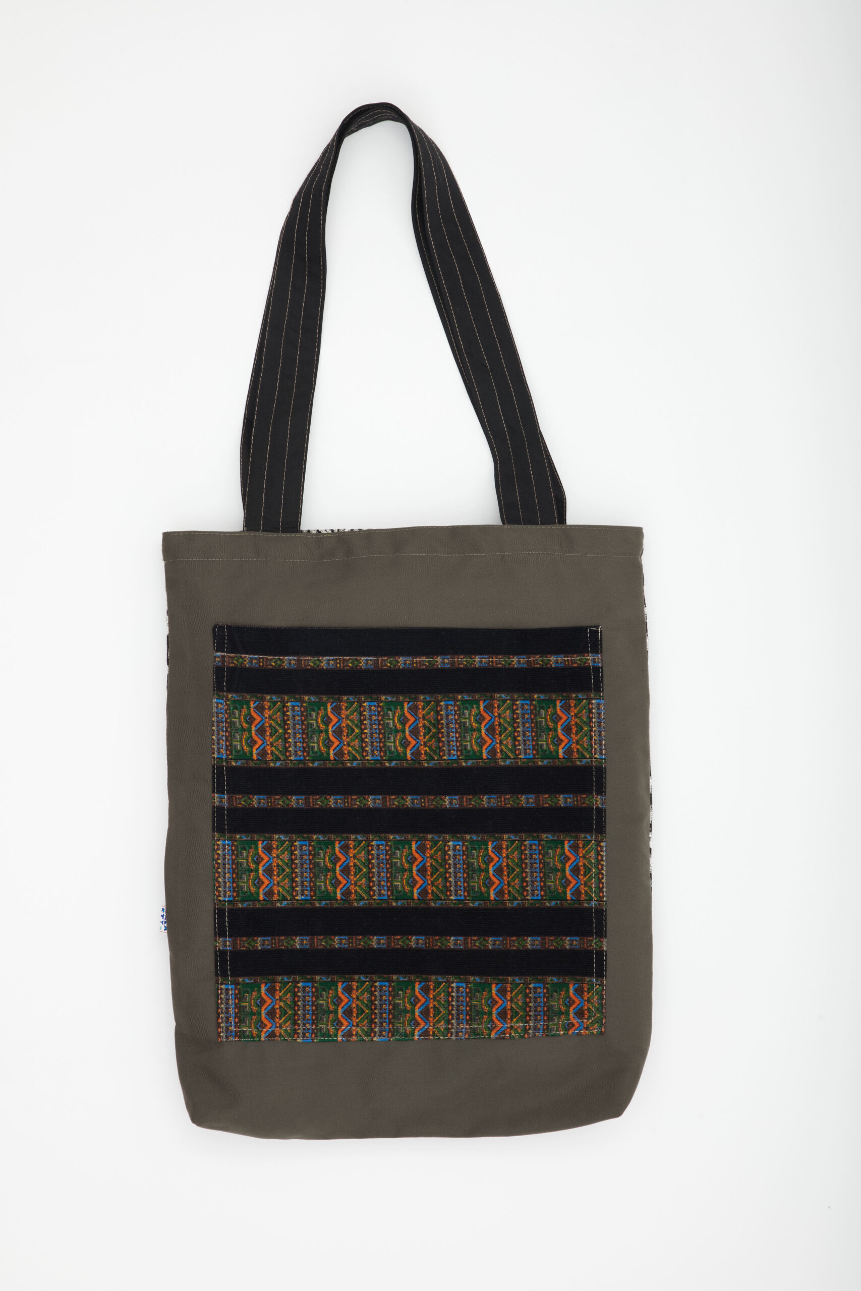 Tote bag réversible fait main en tissu recyclé – face tissée tribale multicolore et face imprimée noire graphique – Chkarty