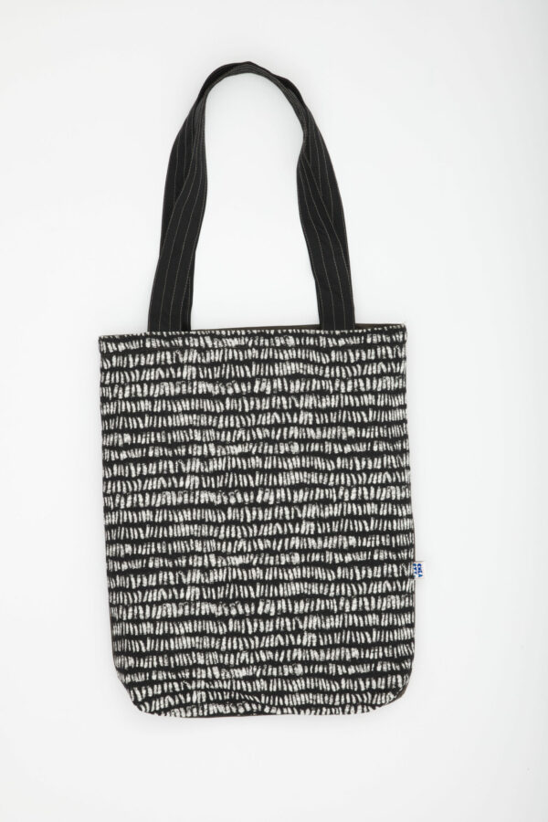 Tote bag réversible fait main en tissu recyclé – face tissée tribale multicolore et face imprimée noire graphique – Chkarty