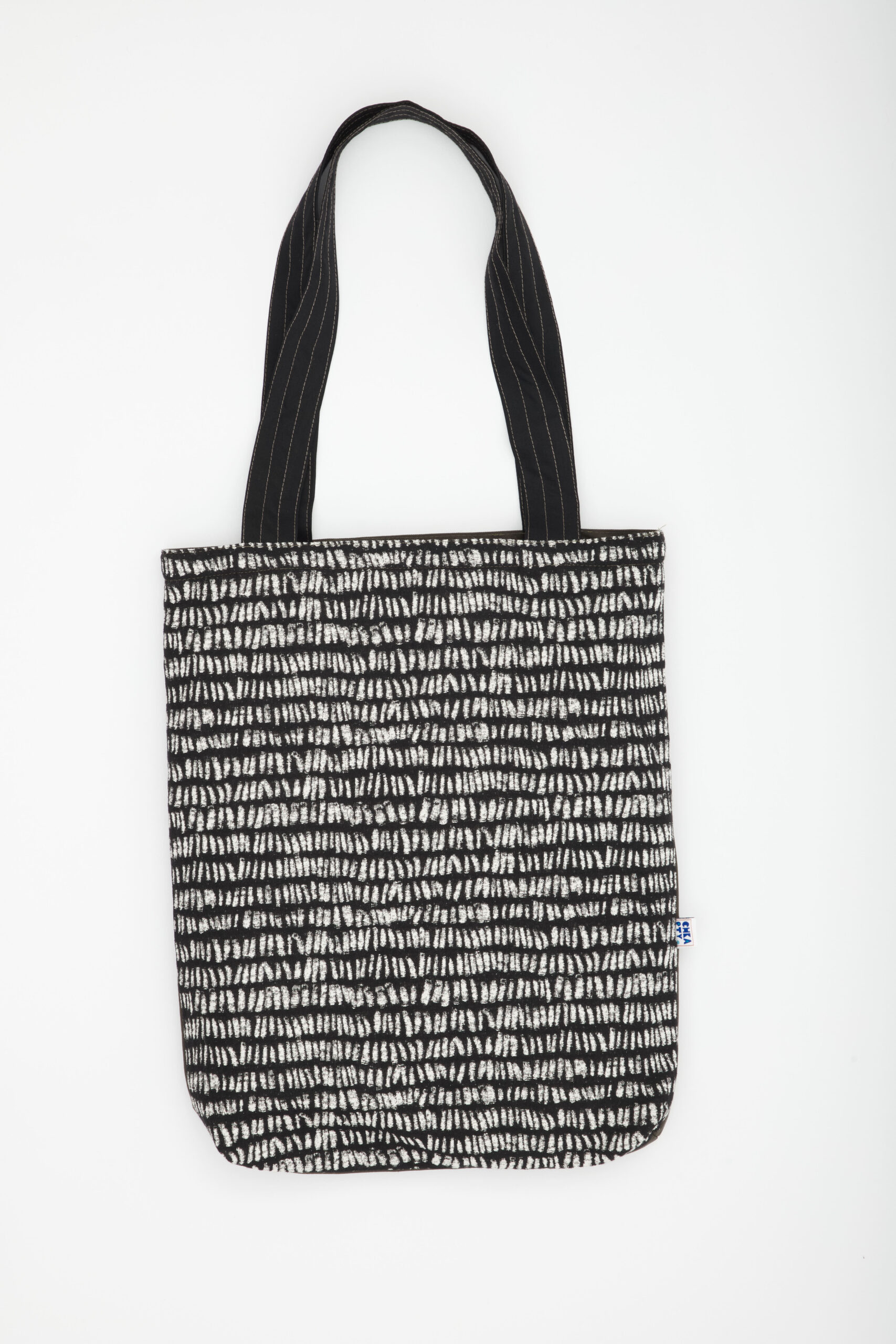 Tote bag réversible fait main en tissu recyclé – face tissée tribale multicolore et face imprimée noire graphique – Chkarty