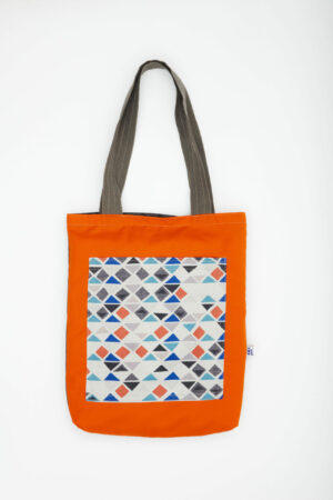 Tote bag réversible fait main – tissu recyclé – face orange à motif géométrique et face graphique noire sur bleu – Chkarty