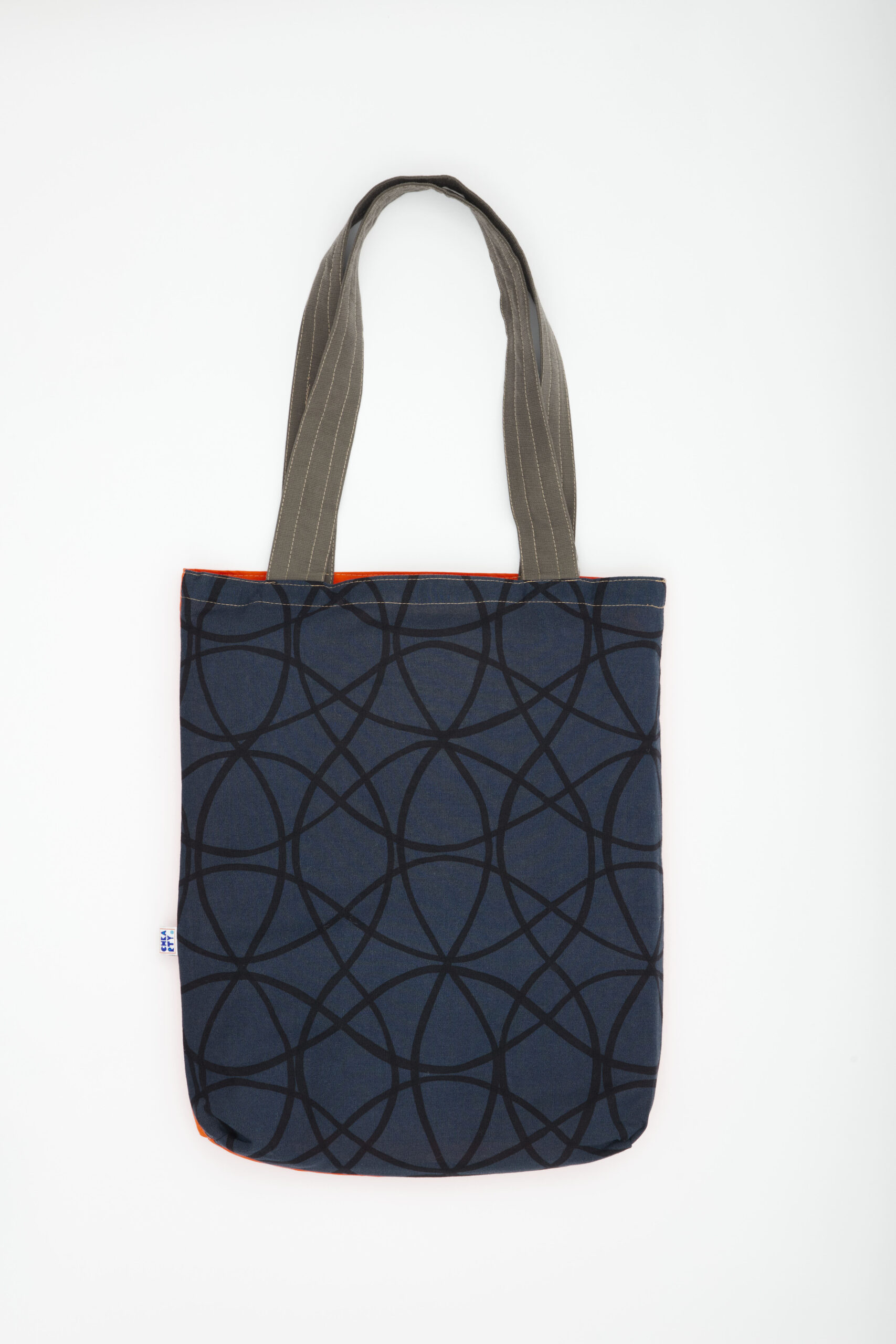 Tote bag réversible fait main – tissu recyclé – face orange à motif géométrique et face graphique noire sur bleu – Chkarty