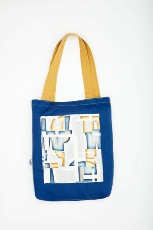 Tote bag réversible en tissu recyclé – face rayée bleu/blanc et face artistique dorée abstraite – Chkarty