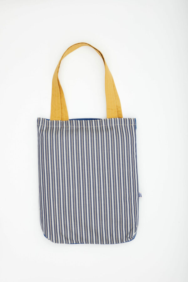 Tote bag réversible en tissu recyclé – face rayée bleu/blanc et face artistique dorée abstraite – Chkarty