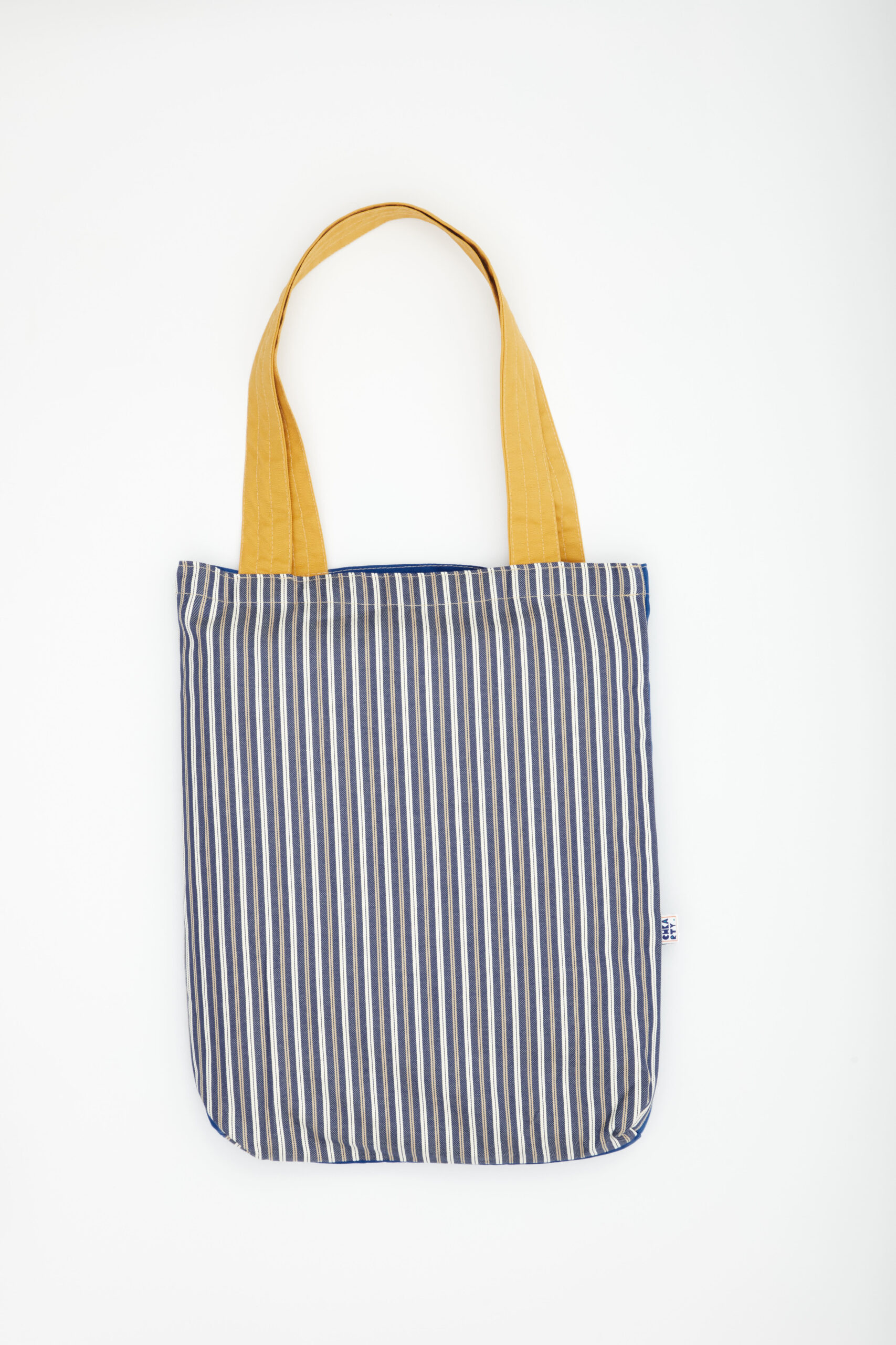Tote bag réversible en tissu recyclé – face rayée bleu/blanc et face artistique dorée abstraite – Chkarty