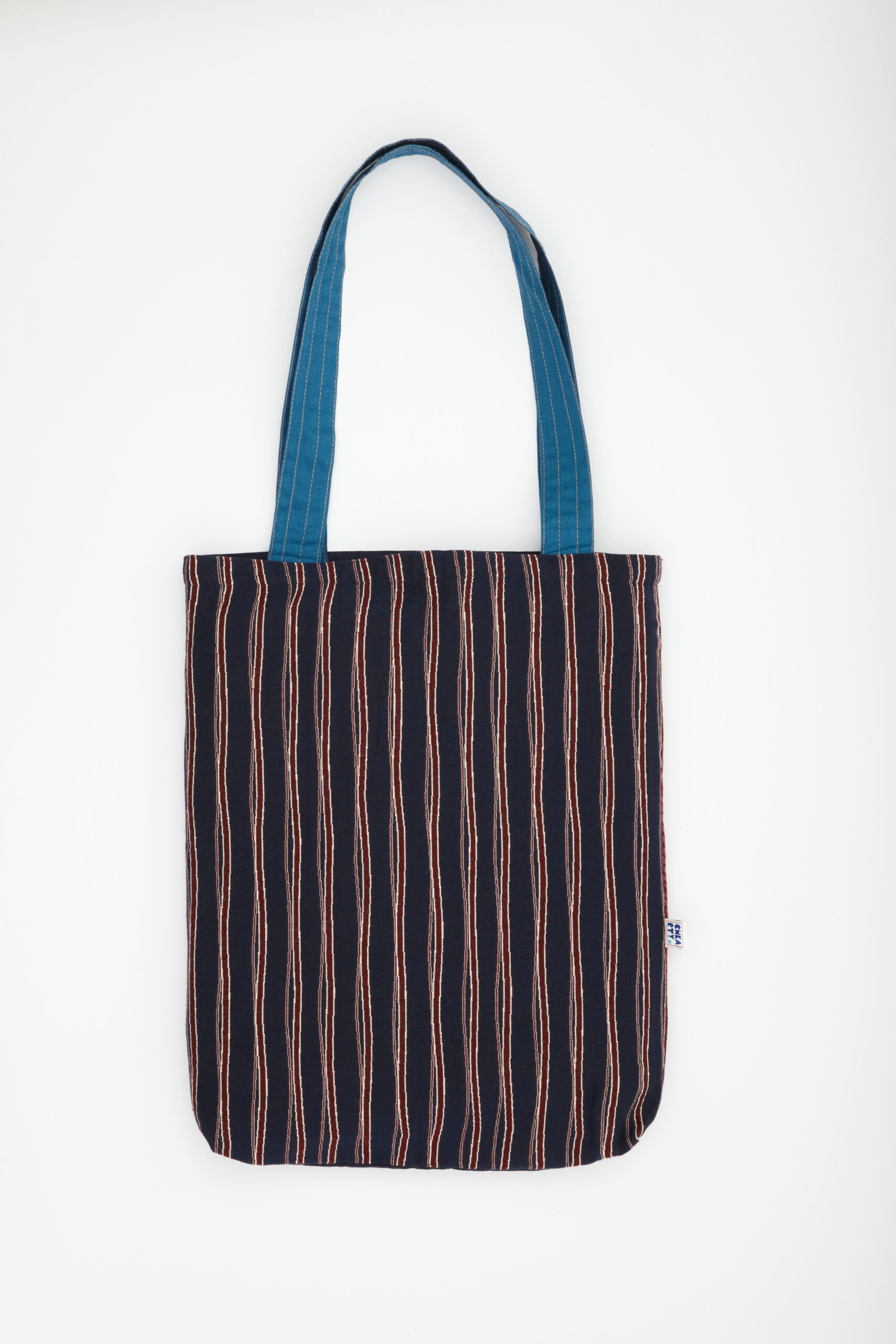 Tote bag réversible en tissu recyclé – face à rayures irrégulières noires/cuivrées et face feuillage brique – Chkarty