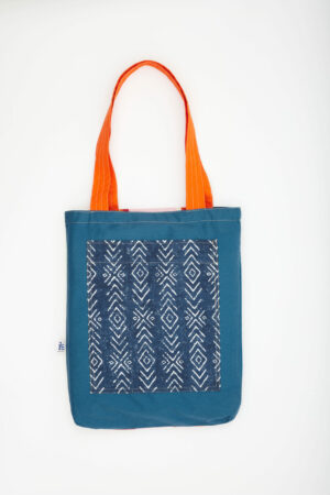 Tote bag réversible en tissu recyclé – face bogolan indigo et face à rayures colorées – Chkarty