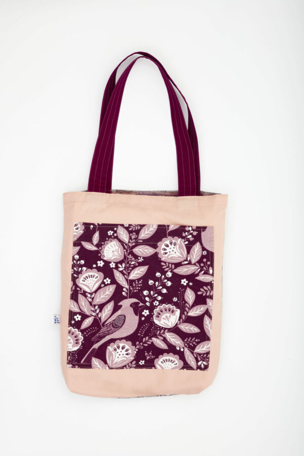 Totebag écoresponsable réversible fait main en Tunisie – motif floral oiseau prune et tissu pastel texturé – Chkarty