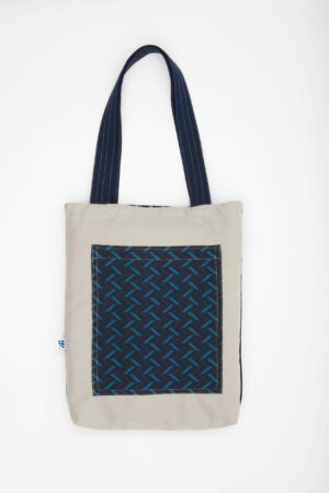 Totebag écoresponsable fait main en Tunisie – motif géométrique bleu et rayures tissées – tissu recyclé – Chkarty