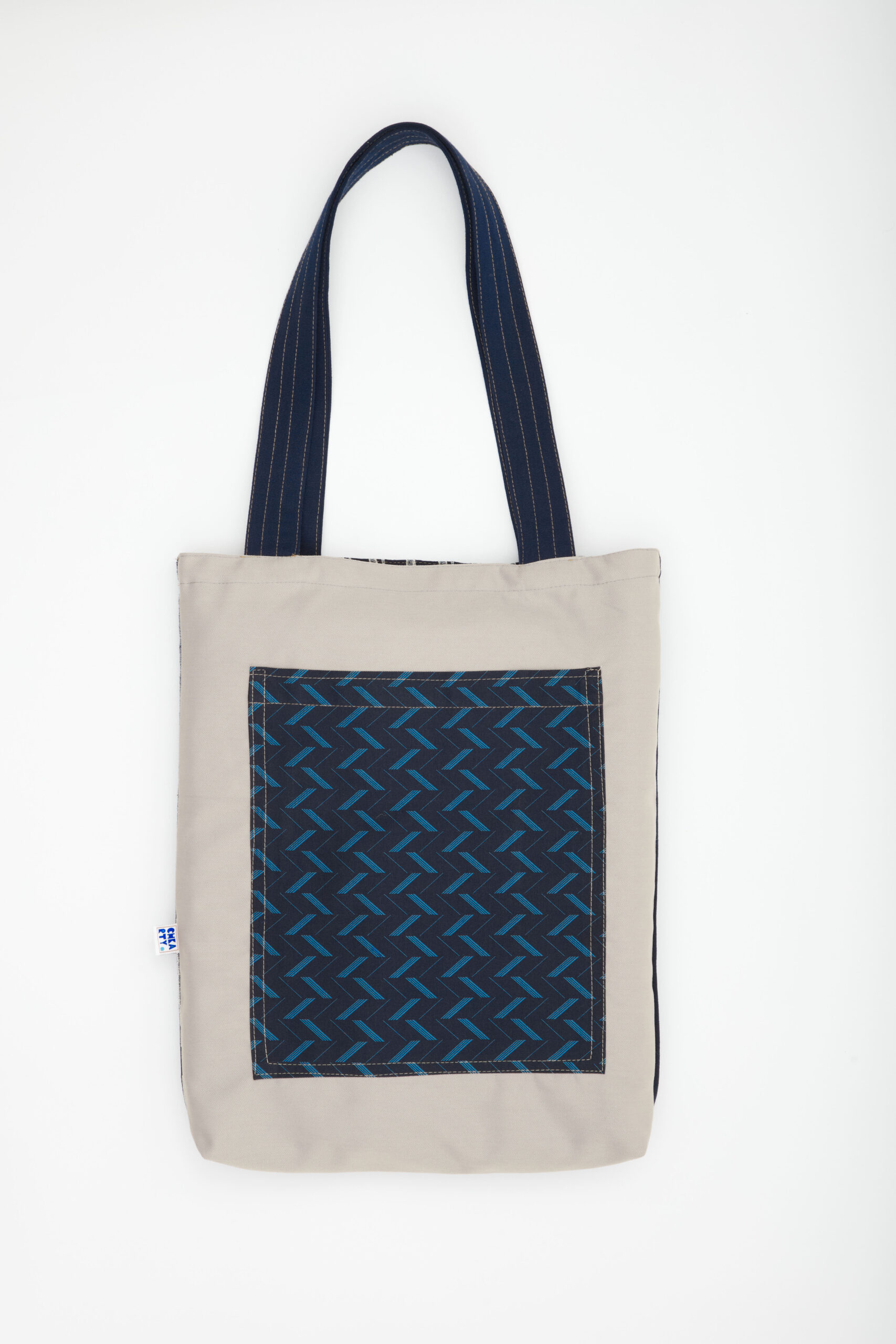Totebag écoresponsable fait main en Tunisie – motif géométrique bleu et rayures tissées – tissu recyclé – Chkarty