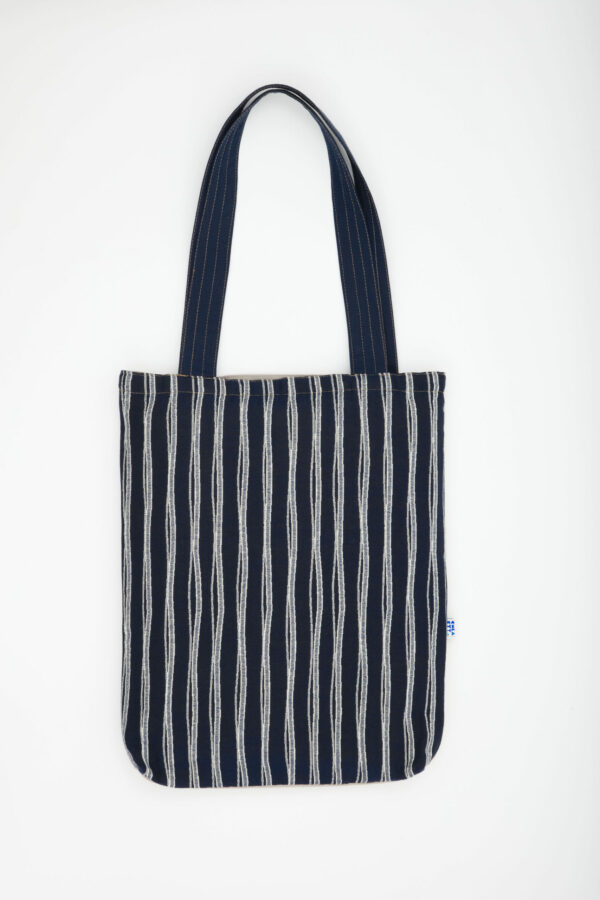 Totebag écoresponsable fait main en Tunisie – motif géométrique bleu et rayures tissées – tissu recyclé – Chkarty