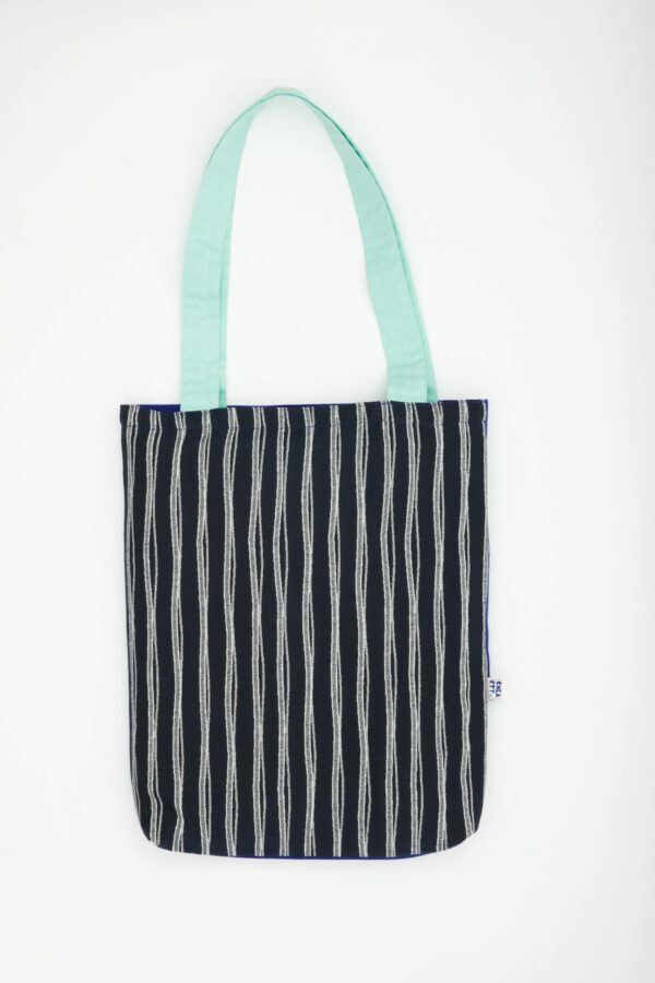 Totebag réversible fait main en Tunisie – tissu recyclé avec motif graphique bleu et rayures tissées – Chkarty