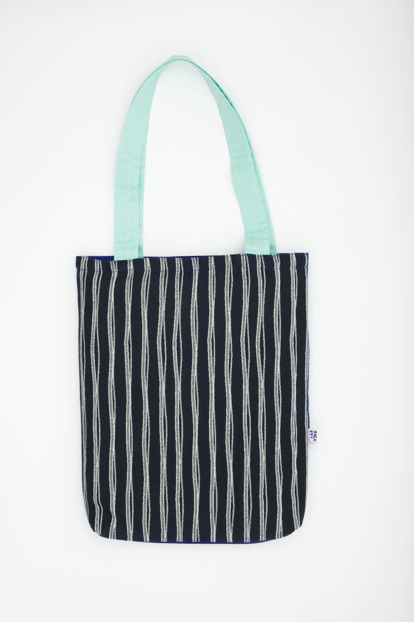 Totebag réversible fait main en Tunisie – tissu recyclé avec motif graphique bleu et rayures tissées – Chkarty